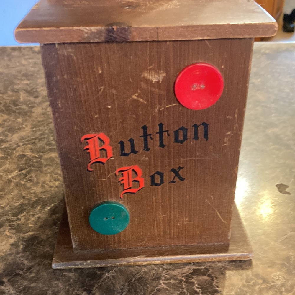 Vintage wooden button box - Picture 2 of 8